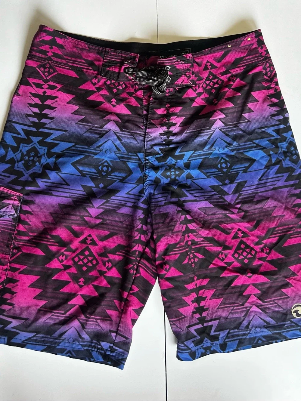 Ocean Current Men’s Swimsuit Board Shorts Aztec Pocket Black/Pink/ Blue Size 32